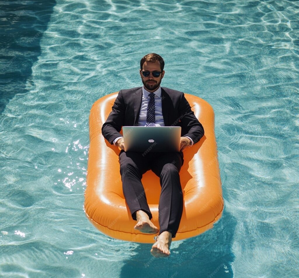 expert comptable en costard allongé dans une piscine et travaillant sur son ordinateur.