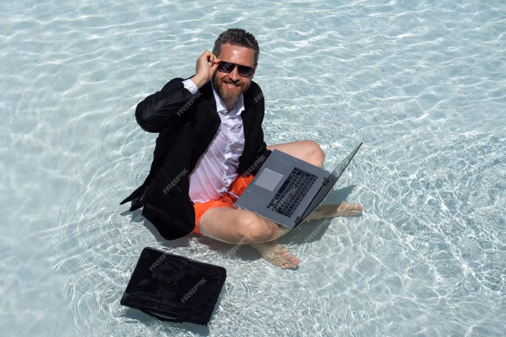 Homme d'affaire fun dans une piscine tenant un laptop prêt à expliquer les notions de TVA et taxes professionnelles