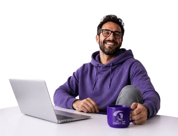 Cédric Choukroun expert-comptable Cabinet 3C souriant devant son ordinateur