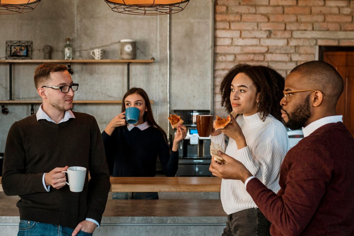 gens-affaires-ayant-pizza-cafe-pendant-pause-reunion-bureau_23-2148817095